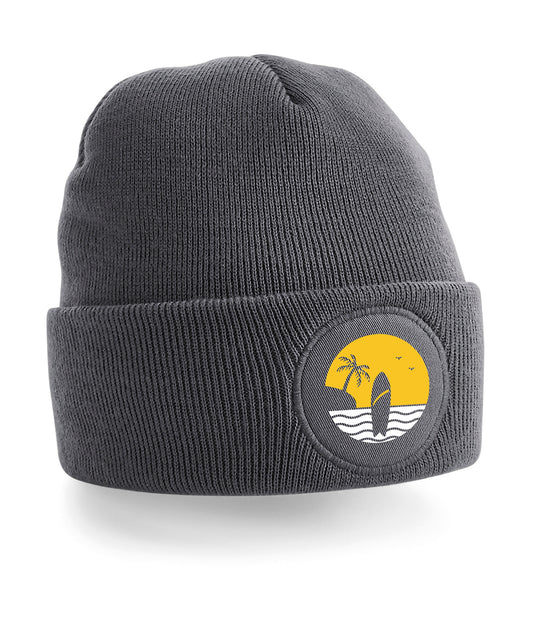 Muts met een Logo van een surfplank bij zonsondergang met palmbomen